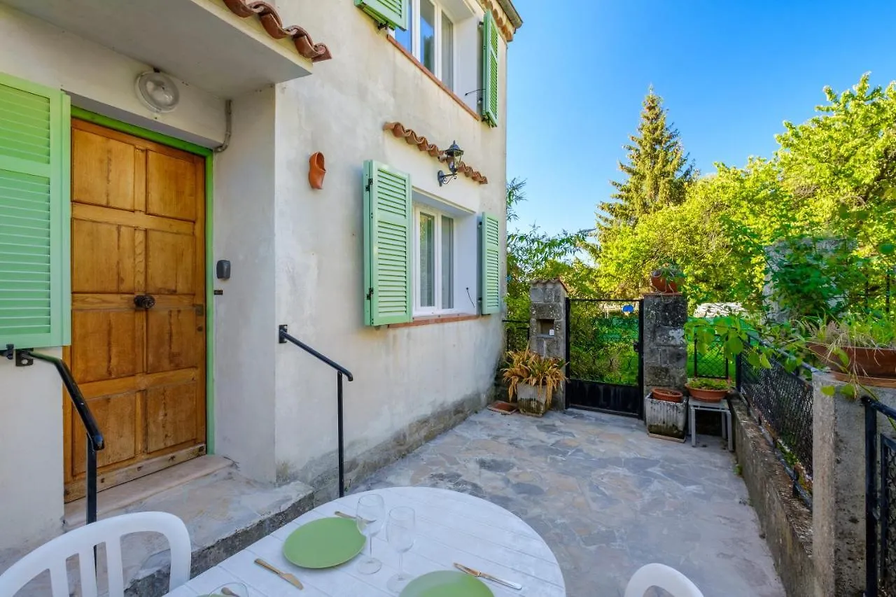 Jolie Maison Luceram 0*,